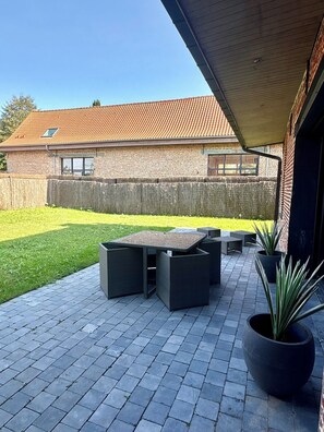 Outdoor dining - Vrbo Property (Bersée)