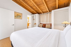 Room - Perfect For Families, Walk To Beach, Patio Views! (Ventura)