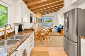 Interior - Perfect For Families, Walk To Beach, Patio Views! (Ventura)