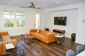 Living area - 25% Off October Perfect 4 Families, Mins To Beach! (Ventura)