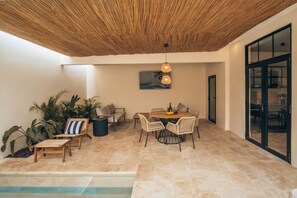 Outdoor dining - Private Pool-2 King En Suites-walk to restaurants (Oranjestad)