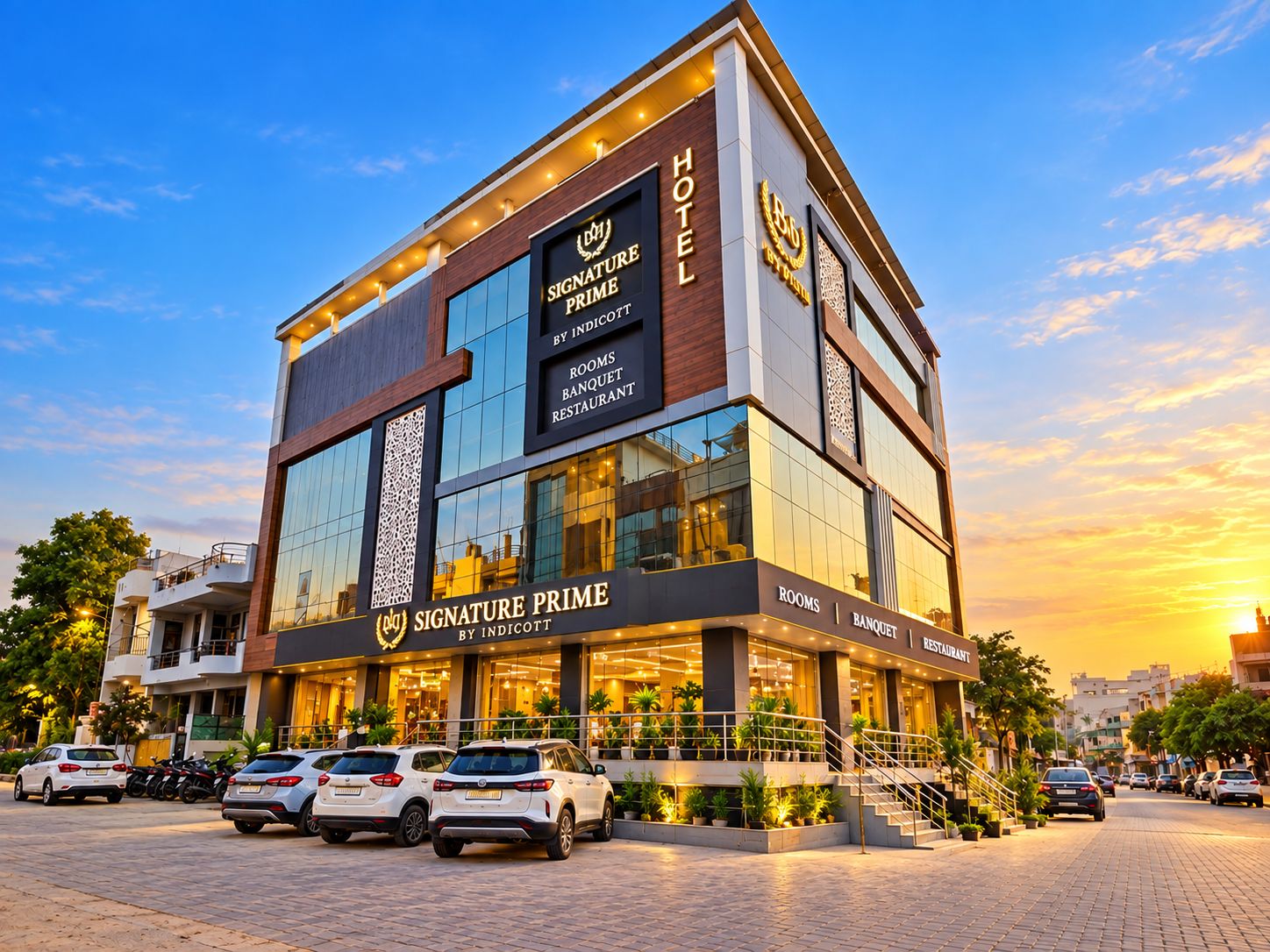 Un hôtel à la façade moderne, doté de grandes fenêtres et d’une enseigne indiquant qu’il propose des chambres, des services de banquet et un restaurant.
