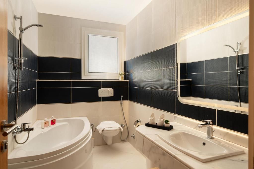 Un baño moderno con bañera, lavabo e inodoro.