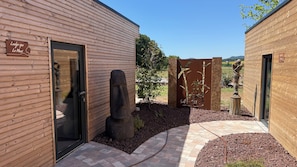 A wooden building with a sign reading 'Lodge spa Le Moai'.
