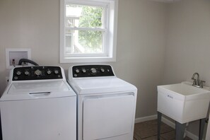 A laundry room with two front-loading washers and a sink. - Unique 4-bedroom Lake House with Private Dock in Vonore (Vonore)