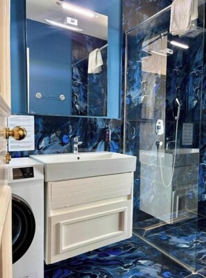 Bathroom - Perla di Adriatico - Classic One-Bedroom Apartment with King Bed (Bečići)