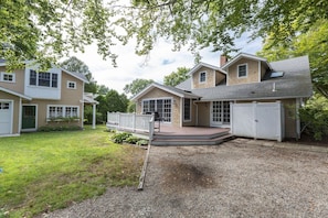 Exterior - 3-bedroom renovated cottage in the heart of Jamestown (Jamestown)