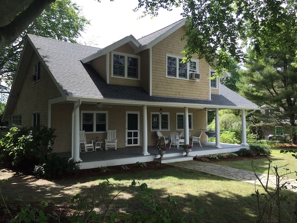 Exterior - 3-bedroom renovated cottage in the heart of Jamestown (Jamestown)