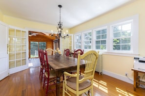 Dining - 3-bedroom renovated cottage in the heart of Jamestown (Jamestown)