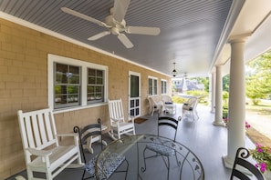 Outdoor dining - 3-bedroom renovated cottage in the heart of Jamestown (Jamestown)