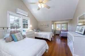 Room - 3-bedroom renovated cottage in the heart of Jamestown (Jamestown)