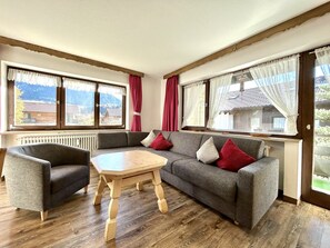 Living area - Apartment Riefenköpfle | 2-Bedroom Apartment with Mountain Views in Oberstdorf (Oberstdorf)