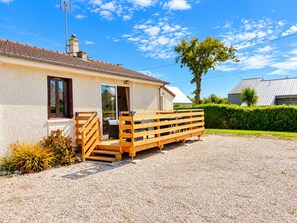 Exterior - La Quiétude de Saint-Vaast | Garden & Parking (Saint-Vaast-la-Hougue)