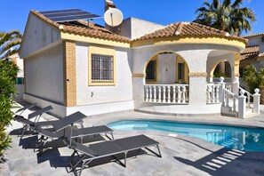 A house with a swimming pool, solar panels, and a balcony with a white railing. - Casa Limonero by Rental Hero (Alcazares, Los)