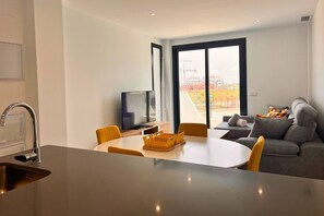 Ein zeitgemäßer Wohnraum mit Küche, Essbereich und einer Sitzecke.