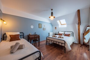 A bedroom with two beds, a desk, and a chair. - La Chaleureuse - Jacuzzi Privé (Everly)