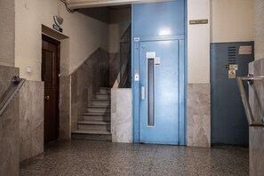 Entrance / Reception - Lush Home in Retiro, Madrid (Madrid)