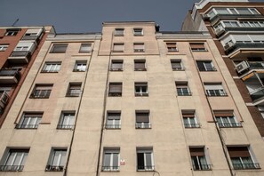 A multi-story building with a uniform facade, numerous windows, and balconies. - Lush Home in Retiro, Madrid (Madrid)