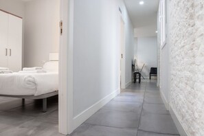 Una habitación de hotel con una cama, un armario y un baño visible a través de una puerta abierta.
