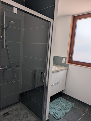 Bathroom - Vrbo Property (Concarneau)