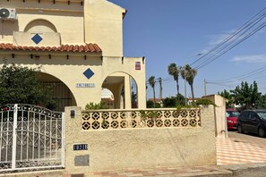 A building with a beige facade, a gated entrance, and a sign reading 'VOLVORETTI'. - Casa Volvoreta by Rental Hero (Alcazares, Los)