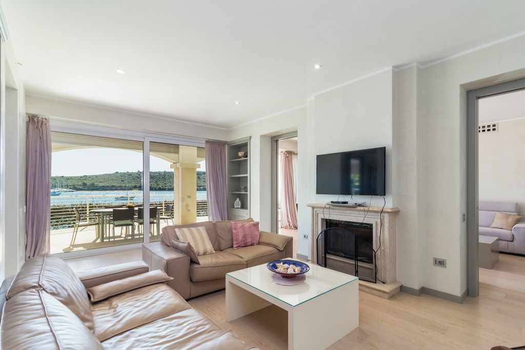 Una sala de estar moderna con un sofá, una mesa de centro, una chimenea y un televisor.