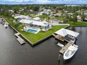 A waterfront property with a swimming pool, dock, and boat. - Waterfront. Pool, Hot Tub, FirePit, Near Beach (Jacksonville)