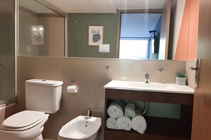 Un baño con inodoro, lavabo y espejo.
