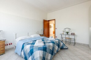 Ein Hotelzimmer mit einem Bett, einem Schreibtisch und einem Stuhl.