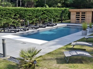 A rectangular swimming pool with lounge chairs and a small wooden structure. - Guest room 'Art De L'ô - Green - Terrasse privée et accès piscine' (Neufchâtel-Hardelot)