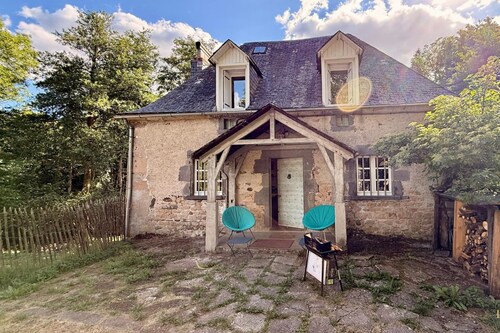 Pondside cottage for six guests