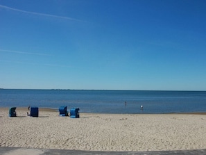 A beach with sand, a clear sky, and a calm sea. - Thatched House on the Beach (Wyk auf Foehr)