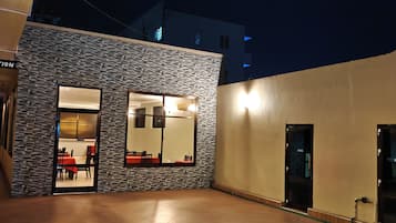 تناول الطعام بالخارج
