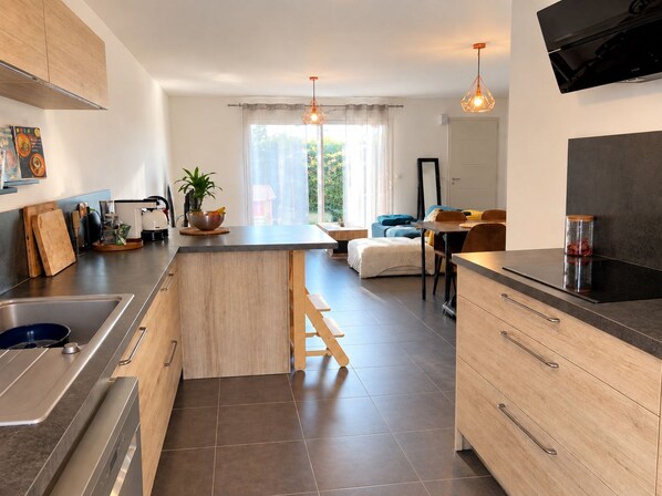 Private kitchen - Family home between the sea, Spain, and the mountains (Toulouges)