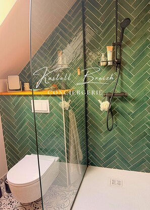 Bathroom - Vrbo Property (Gommenec'h)