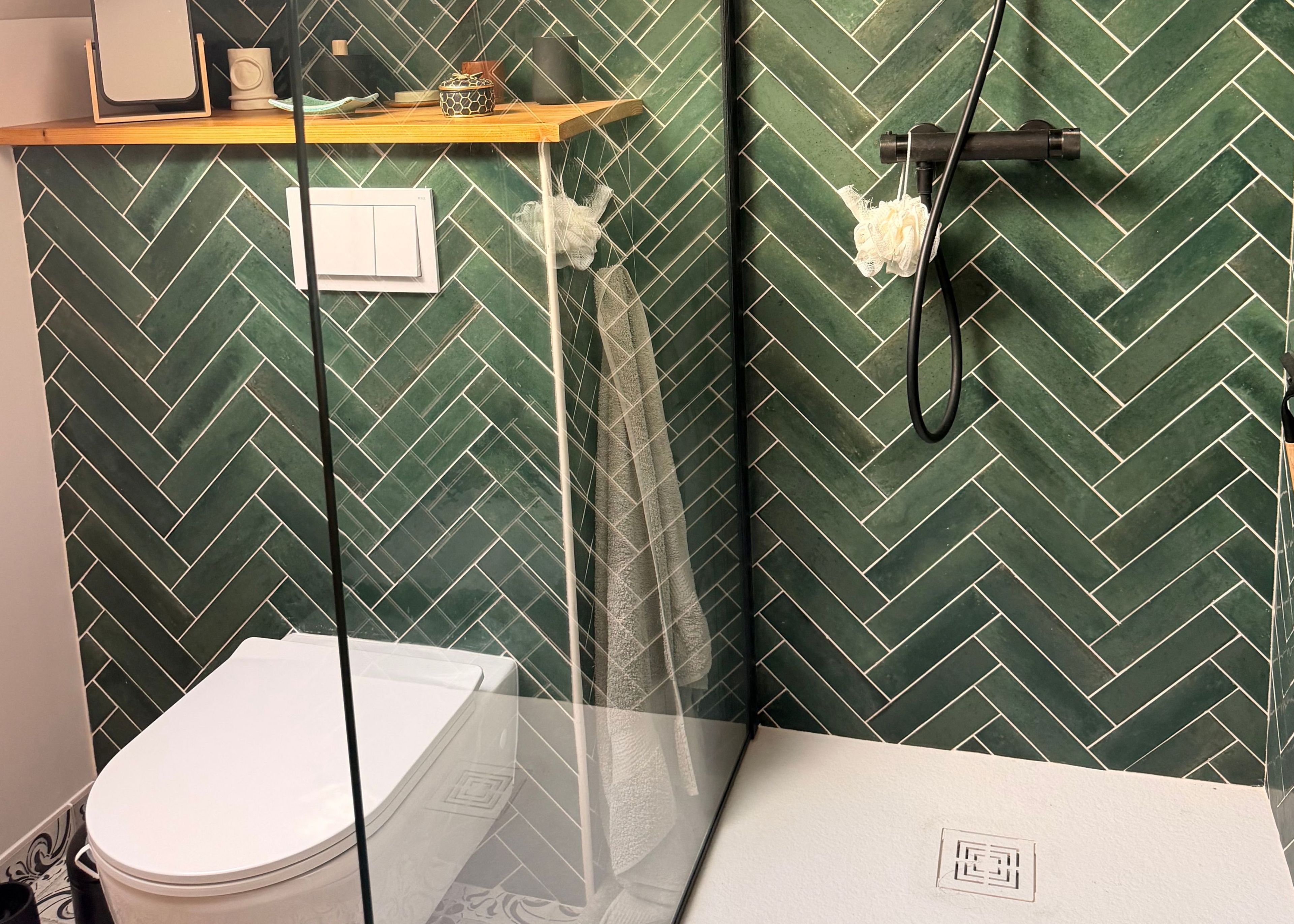 Ein Badezimmer mit Toilette, Dusche und Waschbecken.