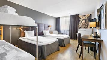 Una habitación de hotel con dos camas, un escritorio y una silla.