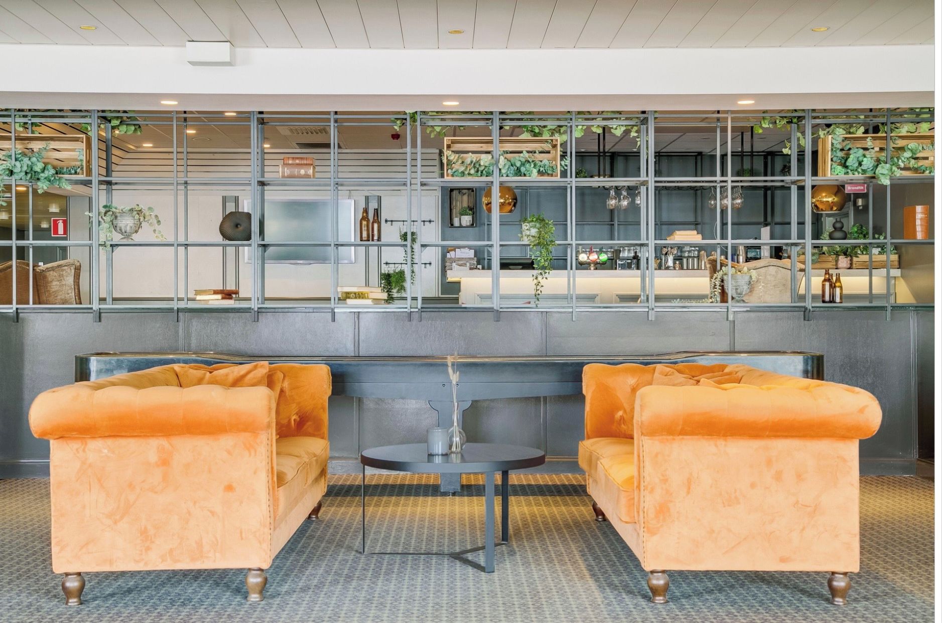 Lobby lounge