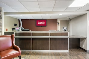 Arrive smoothly with a welcoming front desk and lobby. - 3 Superior King Units | Free Parking | Pets Are Allowed (Woburn)