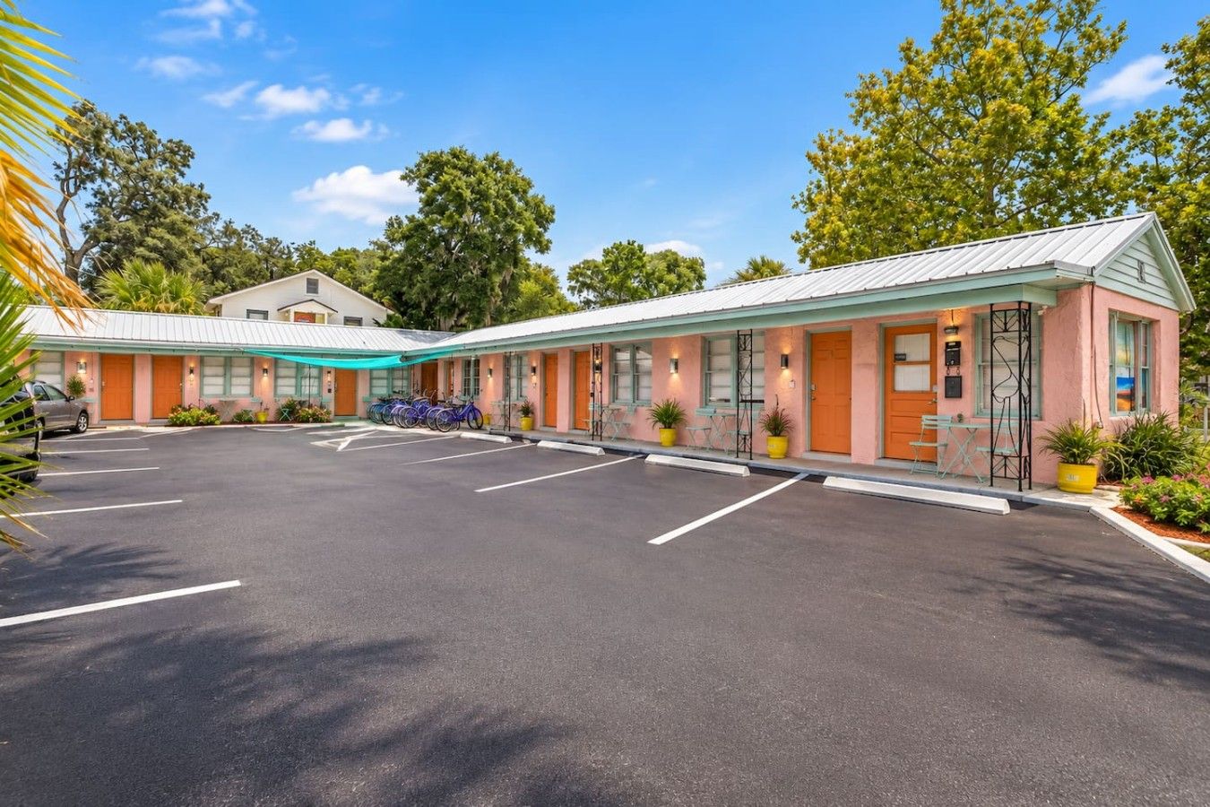 Un motel doté d’un parking, d’un passage couvert et d’un bâtiment surmonté d’un toit végétalisé.
