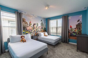 Une chambre d’hôtel avec deux lits, une grande fresque murale et une vue sur la ville.