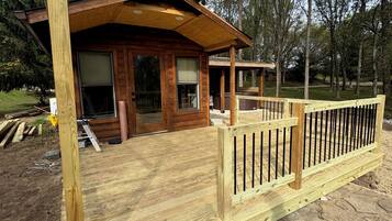 Cozy cabin with spacious new deck in a peaceful wooded setting
