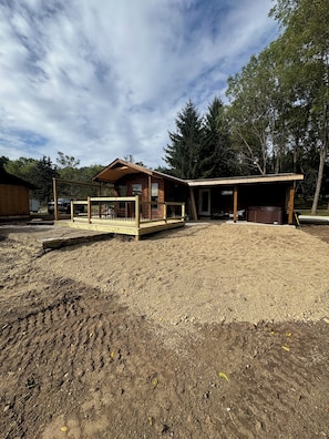 Rustic woodland cabin with new deck, hot tub, and peaceful outdoor space - The Twilight at The Narrows Cabins (Marshall)
