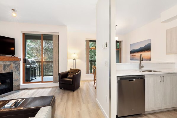 Una sala de estar moderna con chimenea, televisor y un espacio de estar acogedor.