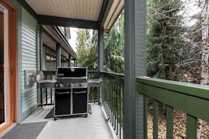 Un portico coperto con una griglia per barbecue e una ventola.