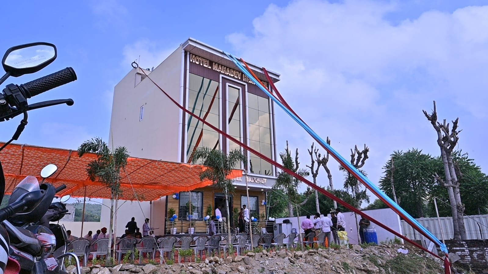 Un hotel con un letrero llamativo, zona de estar al aire libre y vistas del paisaje circundante.