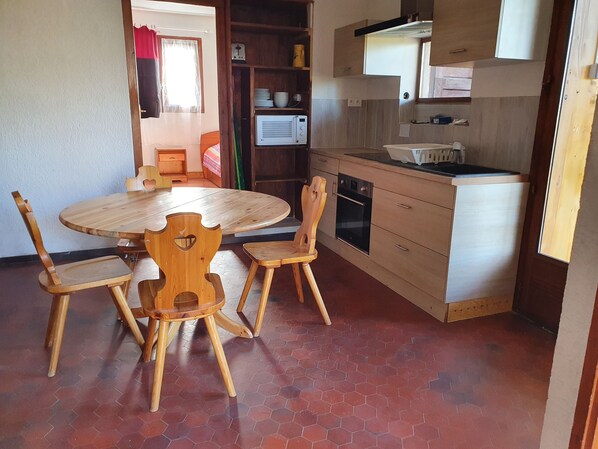 Dining - Ground-floor apartment at an elevation of 750 m, located between Aix-les-Bains (8 km away) and Mont Revard (12 km away) (Trévignin)