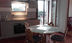 Private kitchen - Ground-floor apartment at an elevation of 750 m, located between Aix-les-Bains (8 km away) and Mont Revard (12 km away) (Trévignin)