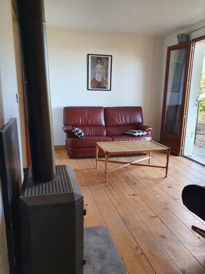 Interior - Ground-floor apartment at an elevation of 750 m, located between Aix-les-Bains (8 km away) and Mont Revard (12 km away) (Trévignin)