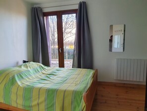 Room - Ground-floor apartment at an elevation of 750 m, located between Aix-les-Bains (8 km away) and Mont Revard (12 km away) (Trévignin)
